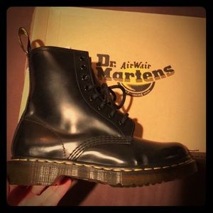 Dr. Martens Airwair. 8eye. Black leather.